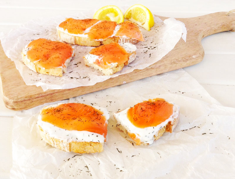 Tostas de salmón ahumado con queso crema light y eneldo