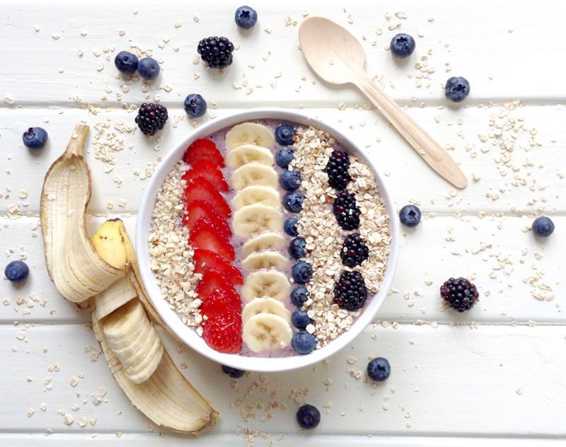 Smoothie bowl de fresas, plátano y frutos rojos (Antioxidante)