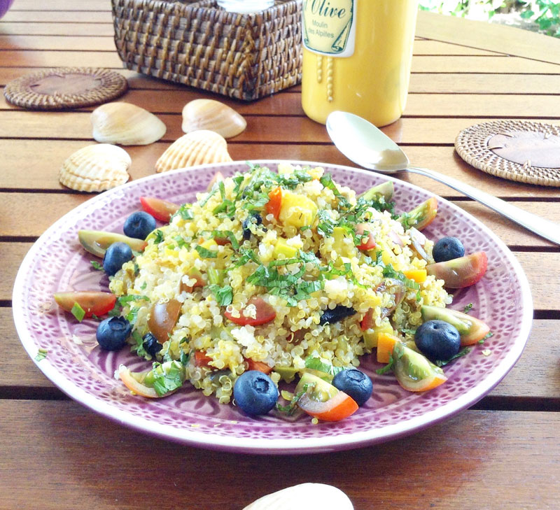Ensalada de quinoa con verduras, arándanos y hierbabuena