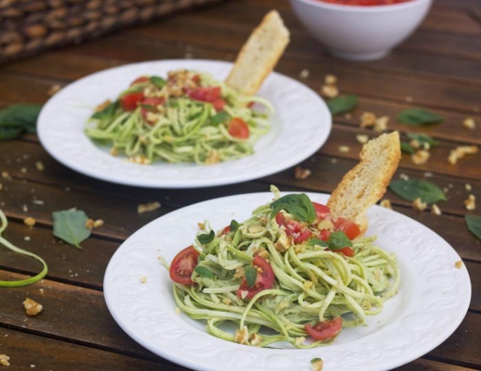 como hacer espaguetis de calabacin, salsa de aguacate, receta de espaguetis de calabacin, espaguetis de calabacin hoy comemos sano
