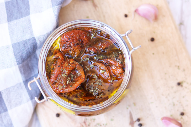 Cómo preparar tomates secos en aceite de oliva (y en qué platos usarlos)