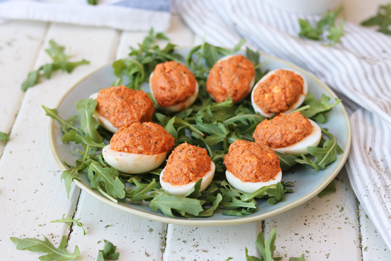Receta de huevos rellenos de atún con tomate ¡perfecta para las mesas del verano!
