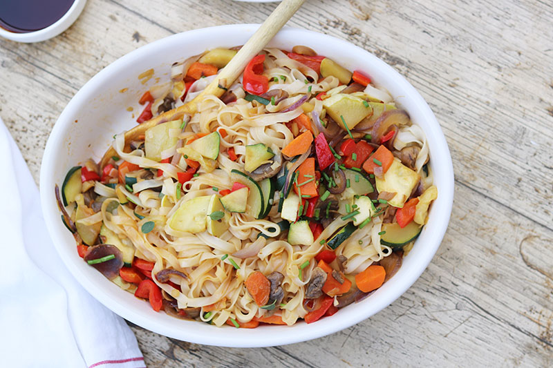 Noodles de arroz con verduras y salsa de soja (Receta en 15 min)