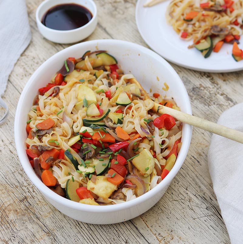 Noodles de arroz con verduras y salsa de soja (Receta en 15 min) | Hoy  Comemos Sano