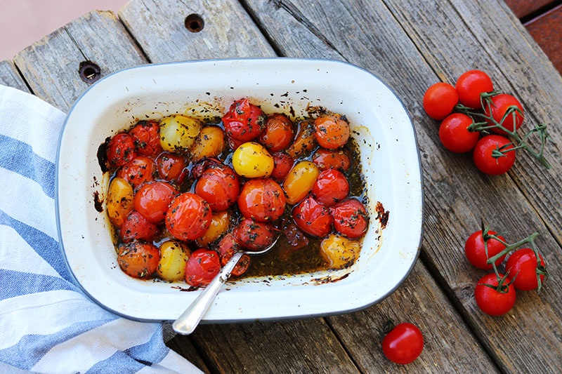 Tomatitos cherry asados con orégano y albahaca 🌿